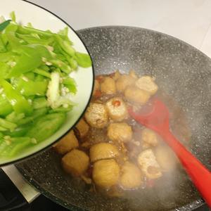 超下饭的豆腐泡炒辣椒的做法 步骤6