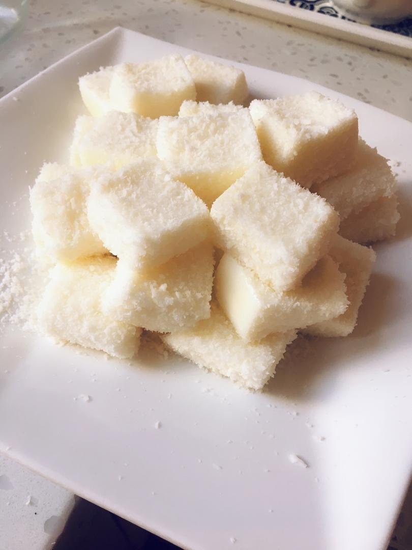 入口即化的椰蓉奶油小方
