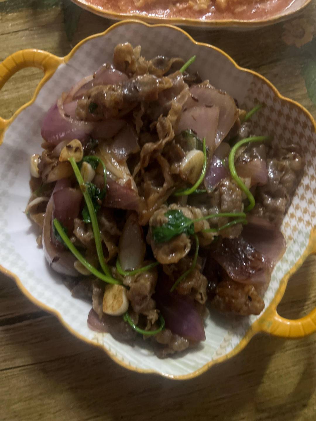 洋葱香菜爆羊肉片，媲美饭店的铁板羊肉，简单零失手～