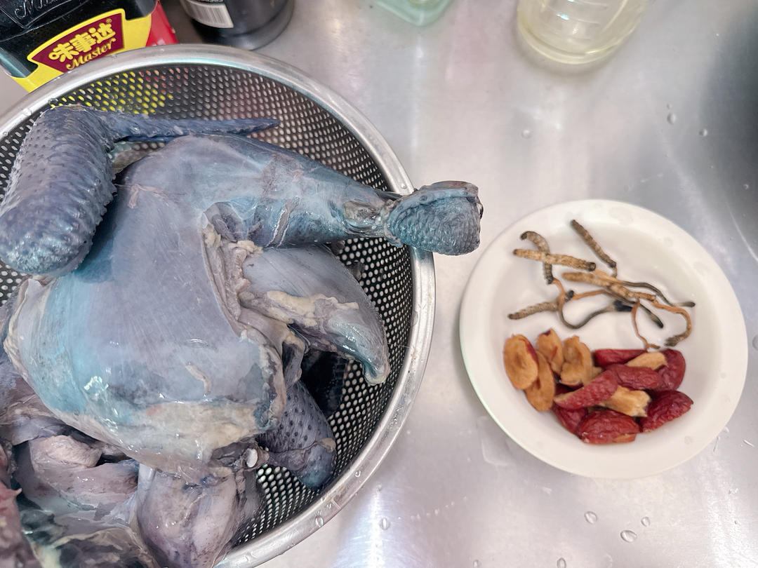 乌鸡汤(红枣、枸杞、没用一滴油、汤鲜肉烂)