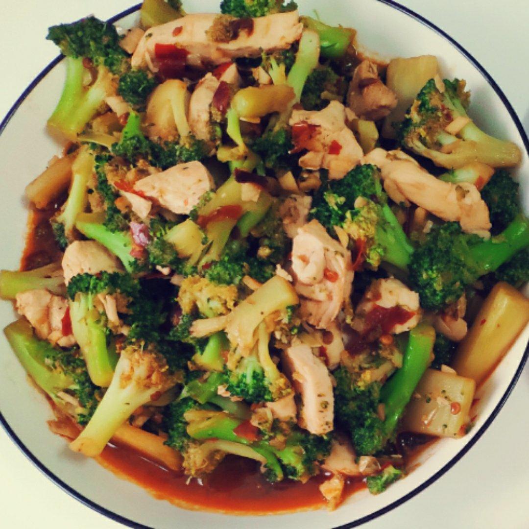 鸡胸肉炒西兰花