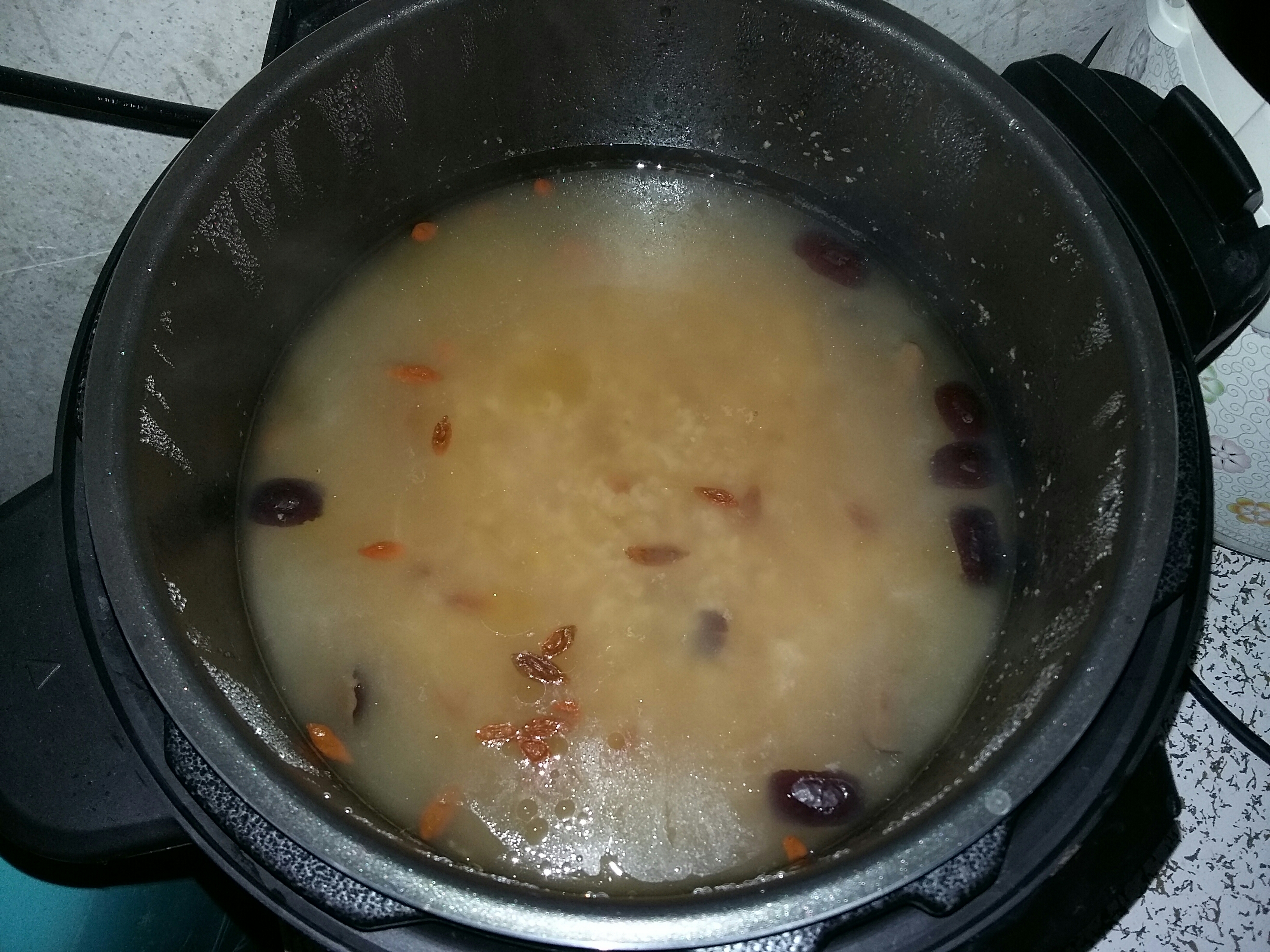 红枣枸杞魭鱼粥的做法 步骤6