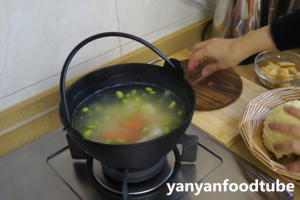 鸡肉宽面火锅 Chicken Noodle Hotpot的做法 步骤4