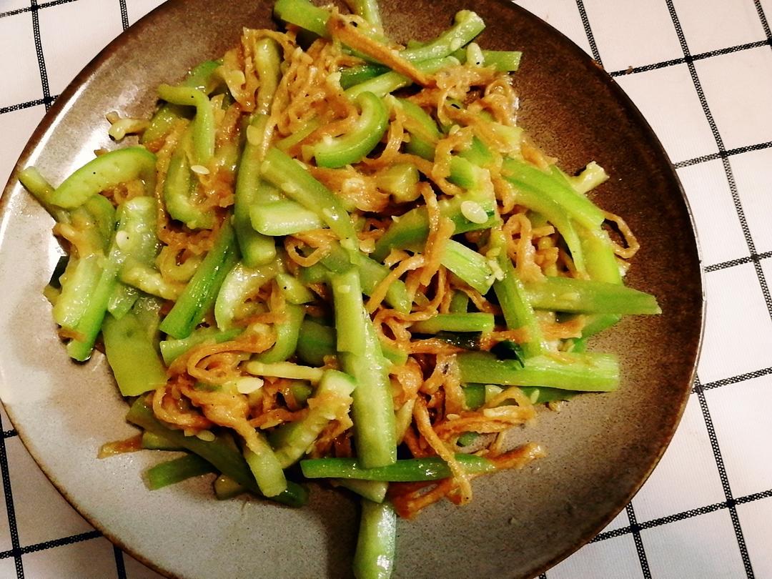 丝瓜炒馓子(十分钟内能吃到的菜)的做法