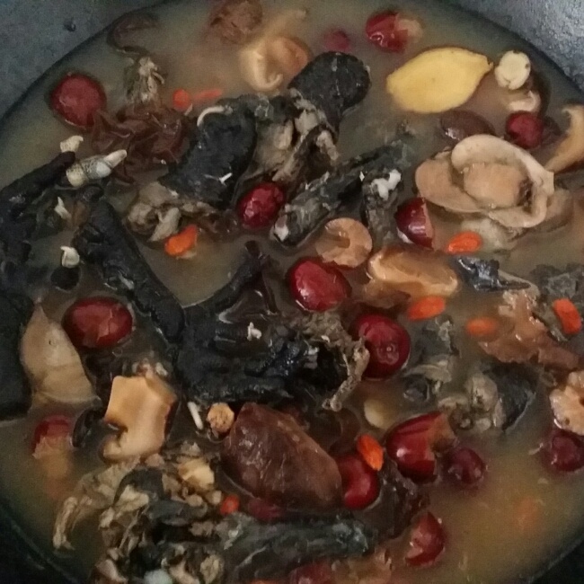 枸杞红枣乌鸡汤