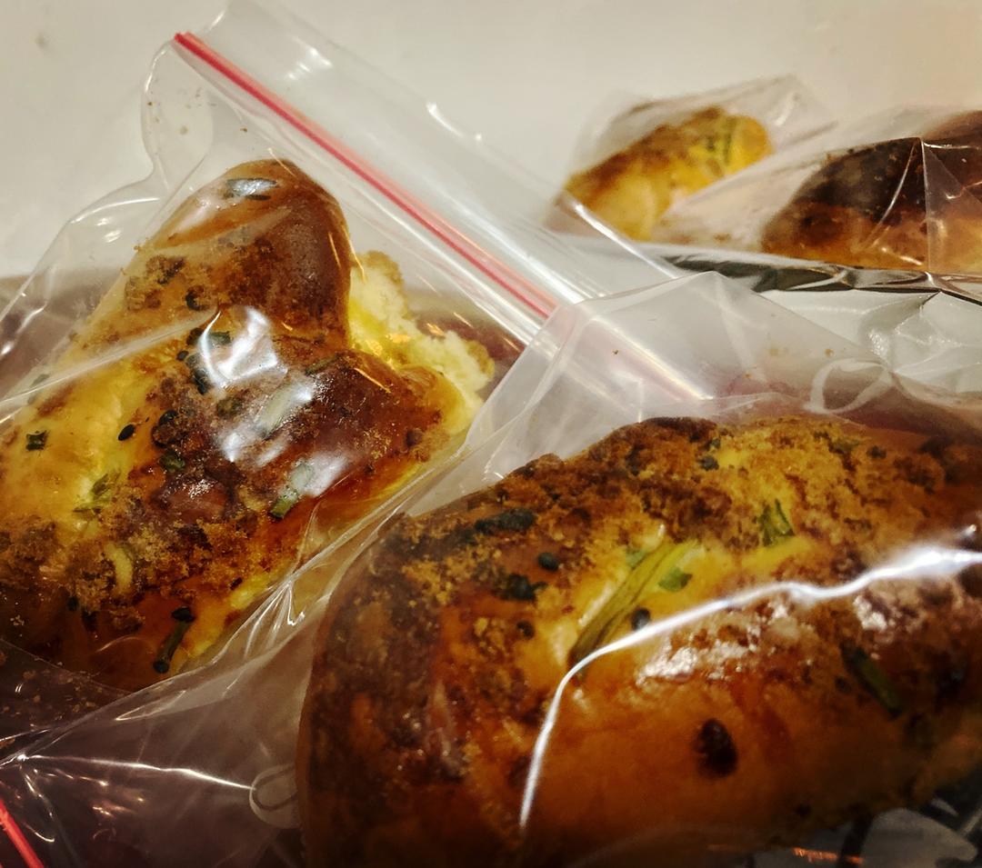 香葱肉松面包卷