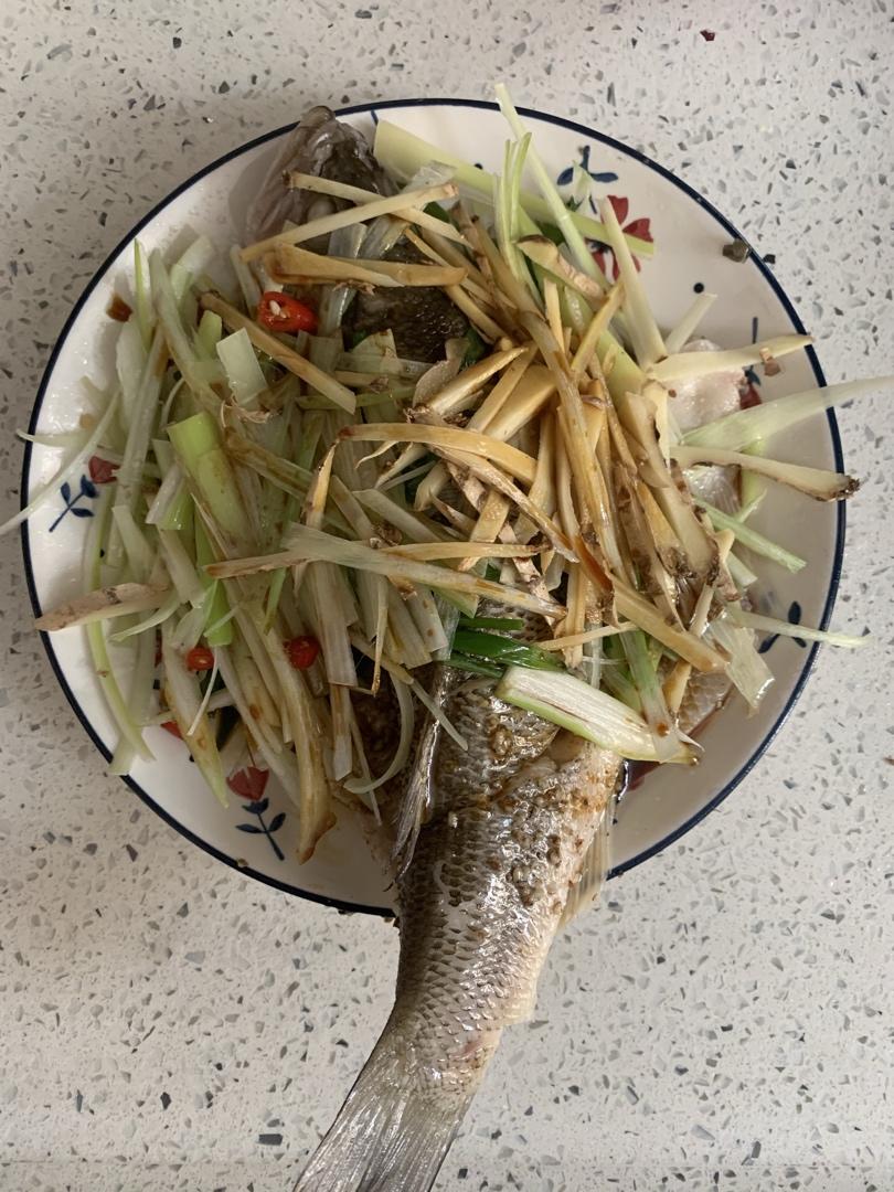 考究的清蒸鲈鱼