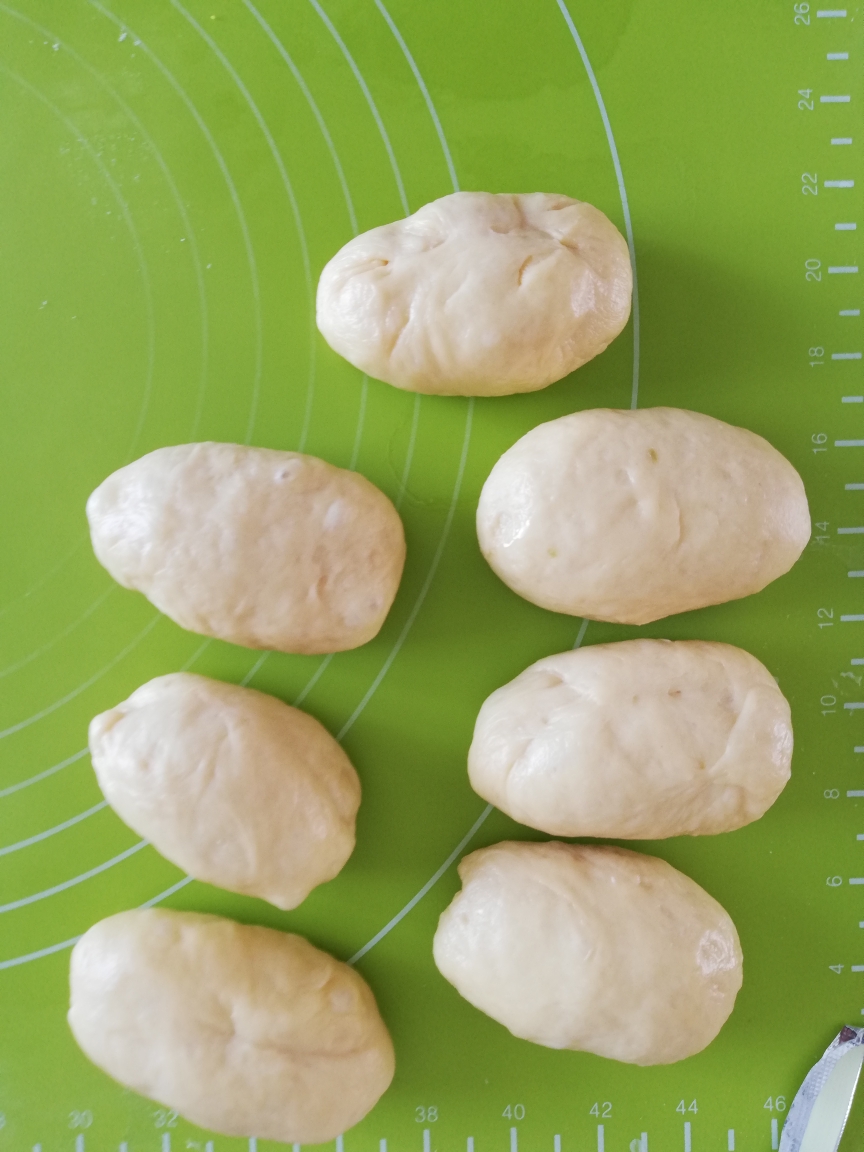 奶香葡萄干牛角小面包的做法 步骤2