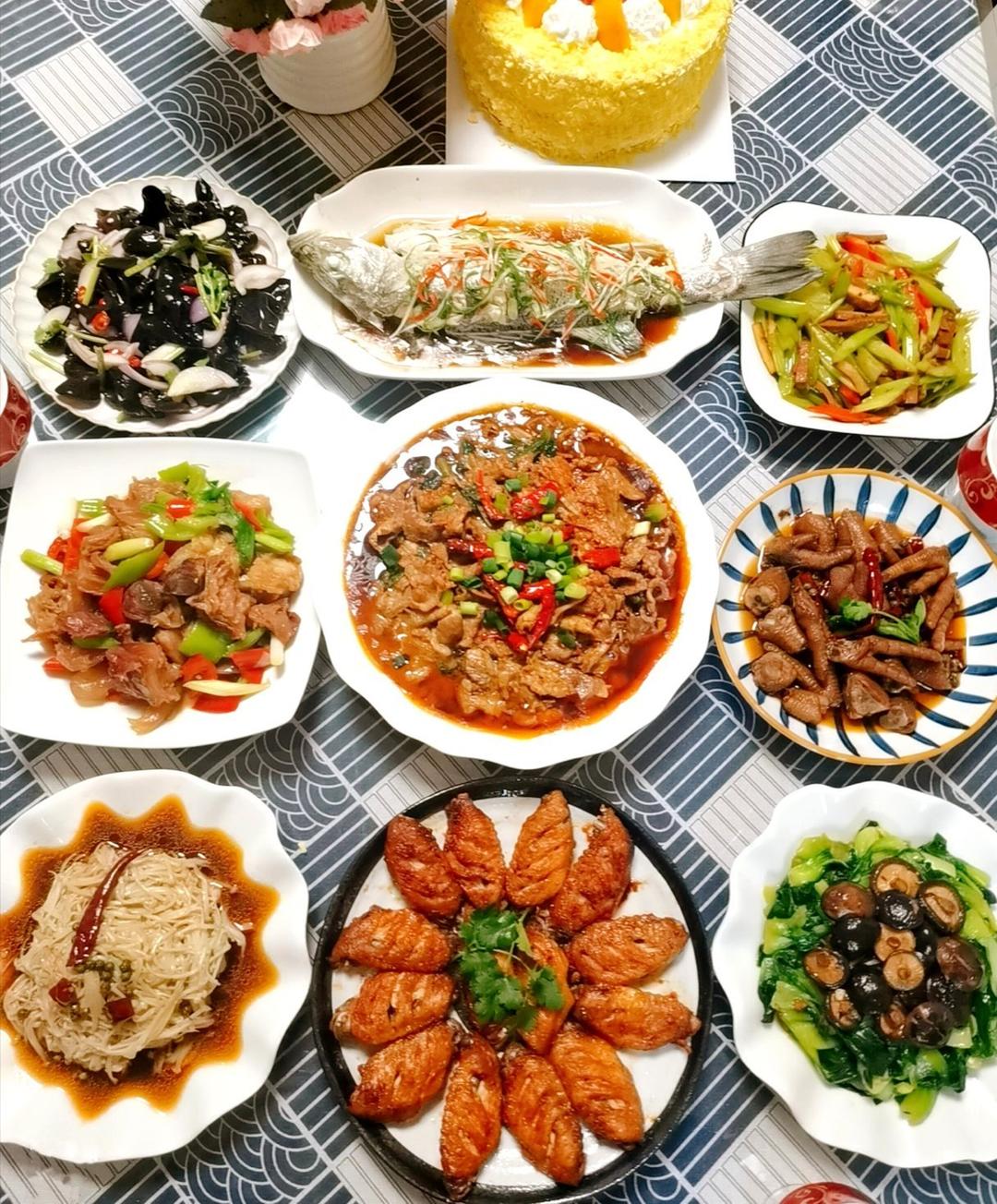 节日聚餐时刻