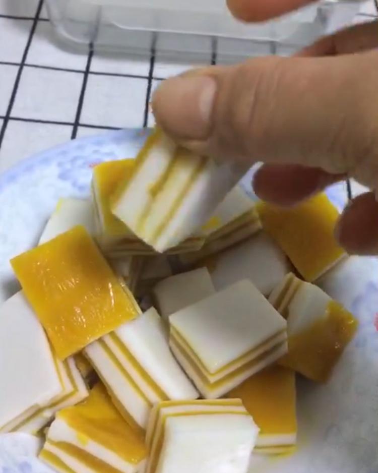 妈妈们快看，这道甜品是会跳舞的，孩子们一定喜欢！——芒果千层糕