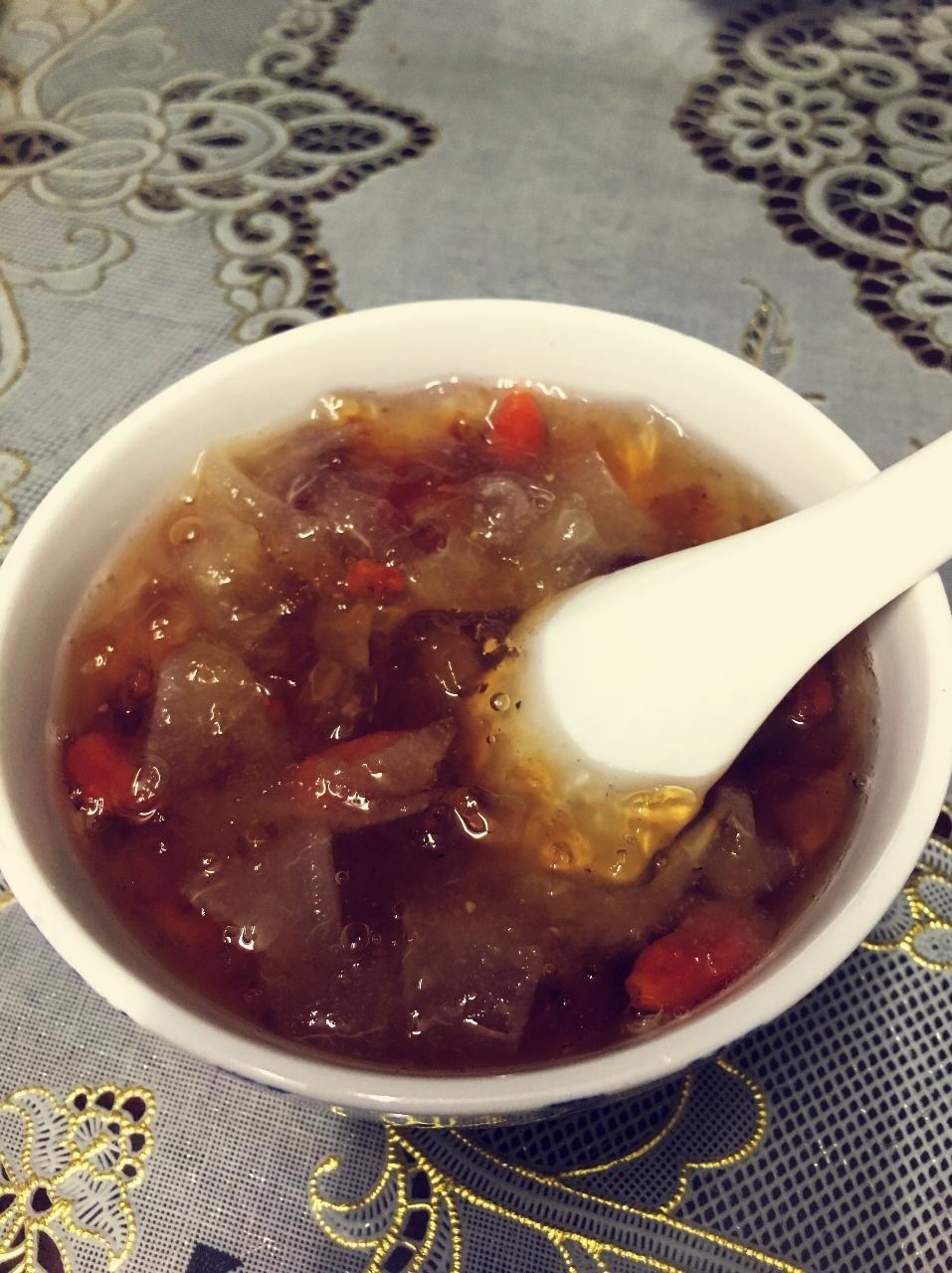 雪梨枸杞炖桃胶