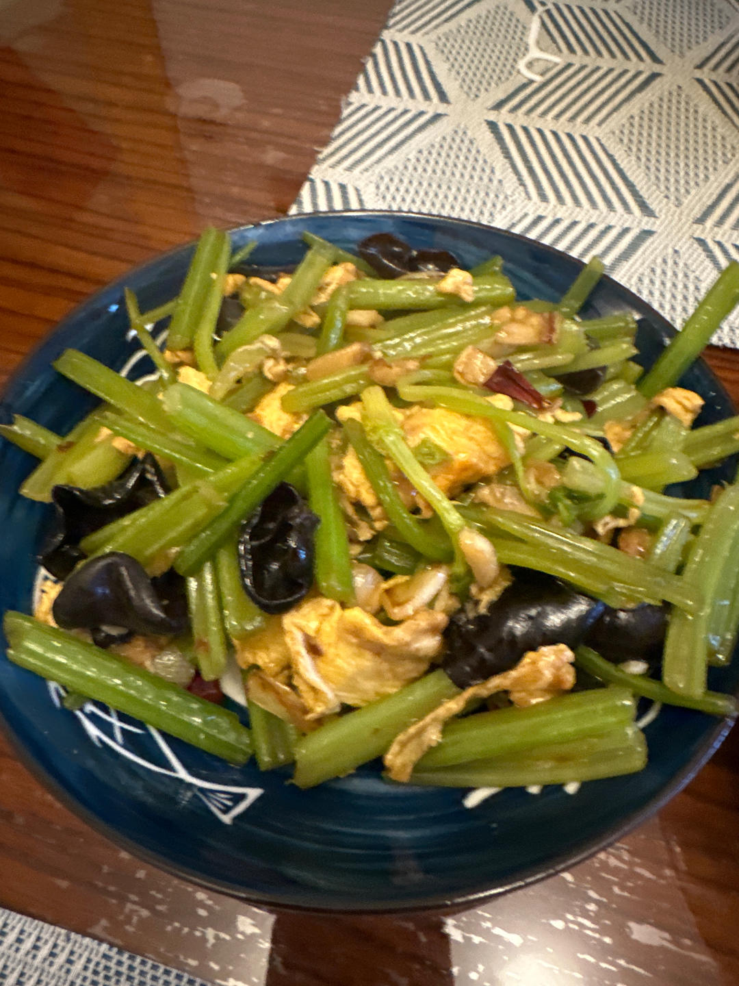 芹菜木耳炒蛋