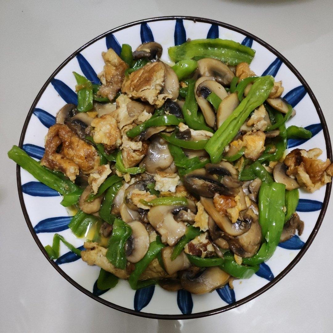 青椒鸡蛋炒蘑菇（简单，可做面条的浇头）稍微放点水就可以做盖浇