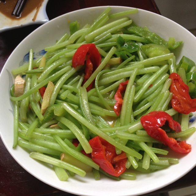 狗狗的甜甜圈做的清炒蕃薯藤