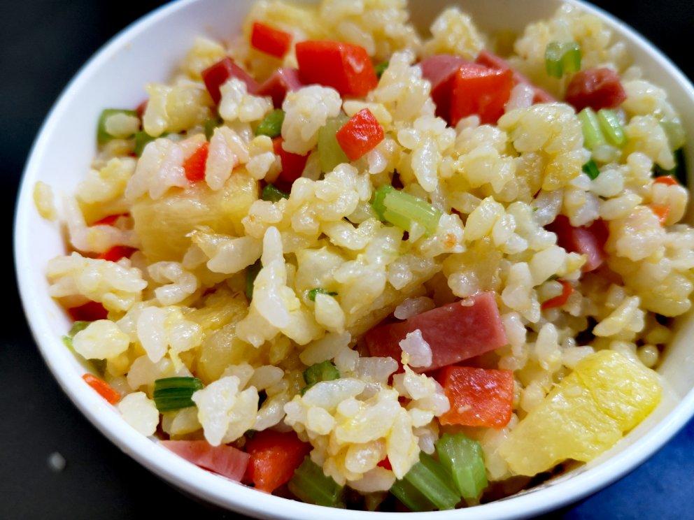 黄金菠萝蛋炒饭（好吃到停不下来）