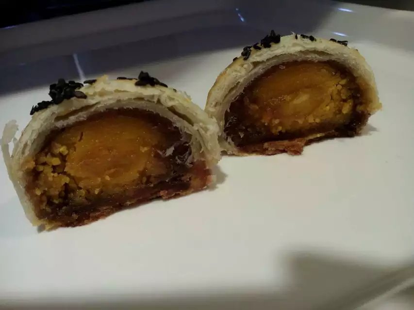 蛋黄酥 Danhuangsu