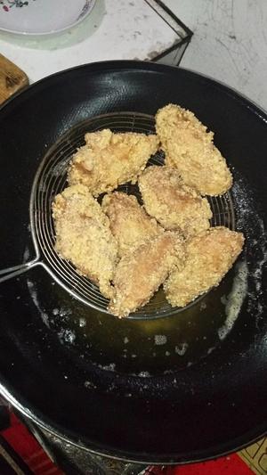 蒜香脆皮炸鸡翅！！！（外酥里嫩，放几个小时都依旧脆脆哒！）的做法 步骤6