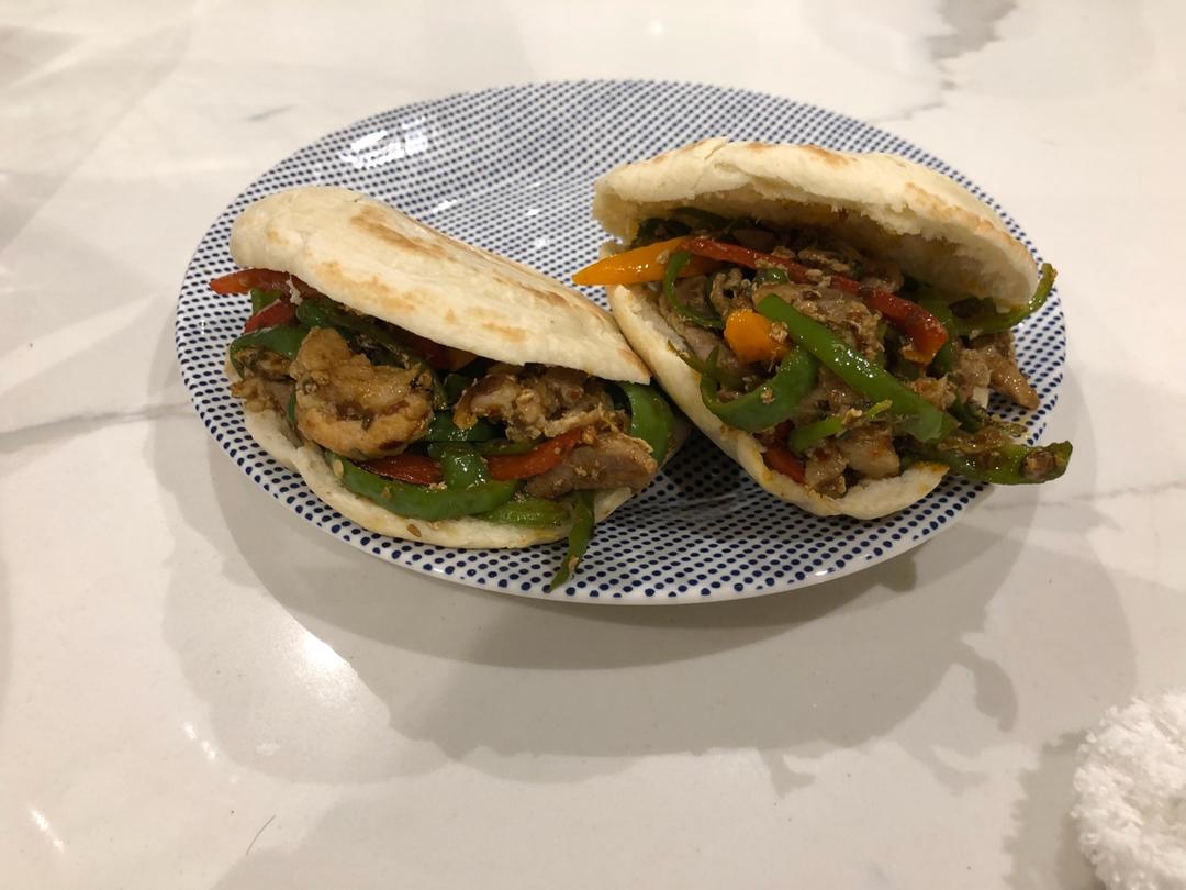 西安特色小吃…孜然炒肉夹馍