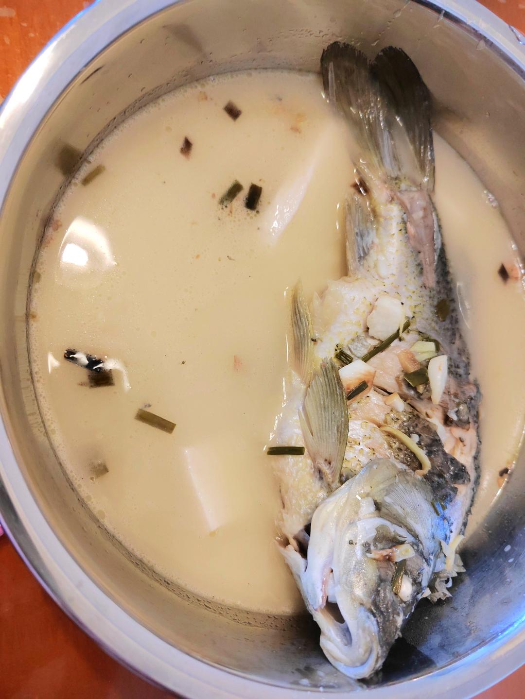 鲫鱼豆腐汤