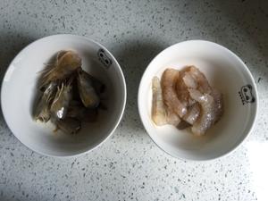 瑶柱大虾菌菇汤的做法 步骤2