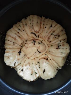 香葱海苔肉松手撕包（电饭煲版）的做法 步骤4