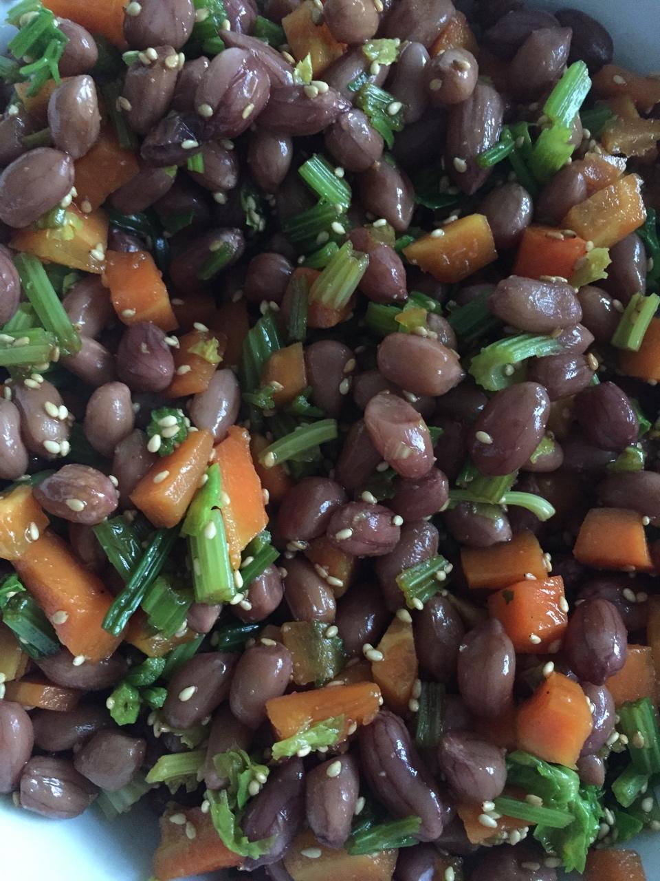 凉拌芹菜花生米胡萝卜