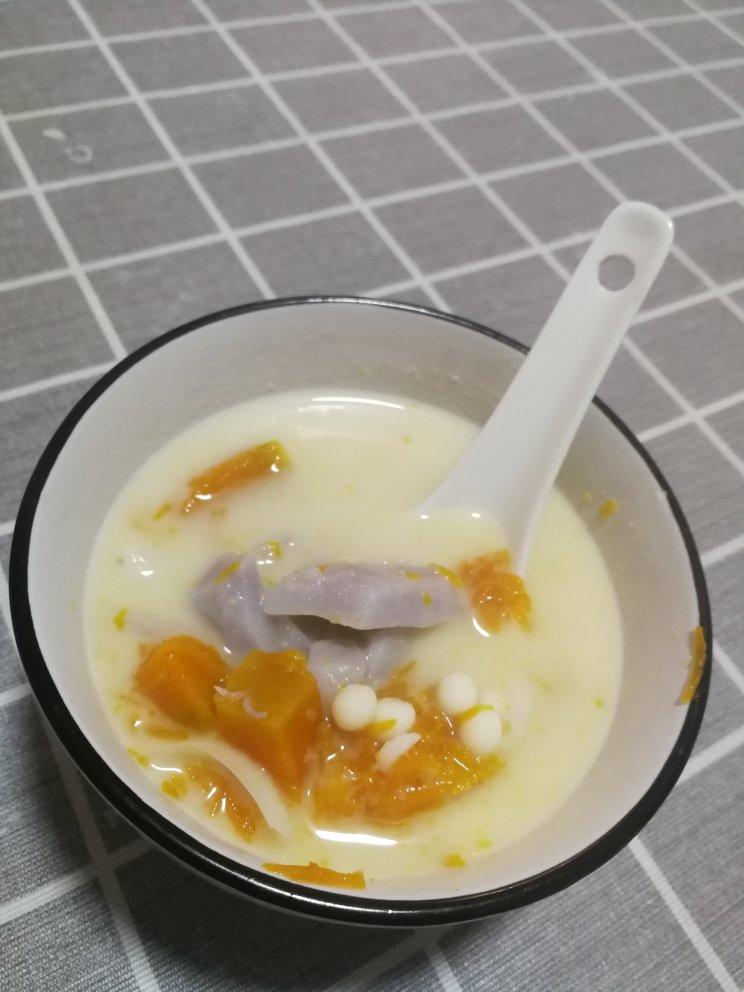 椰奶香芋南瓜芡实百合煲