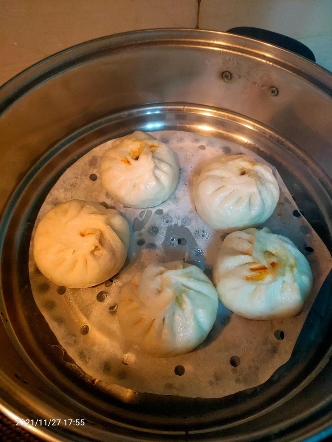 碧绿的香菇菜包子
