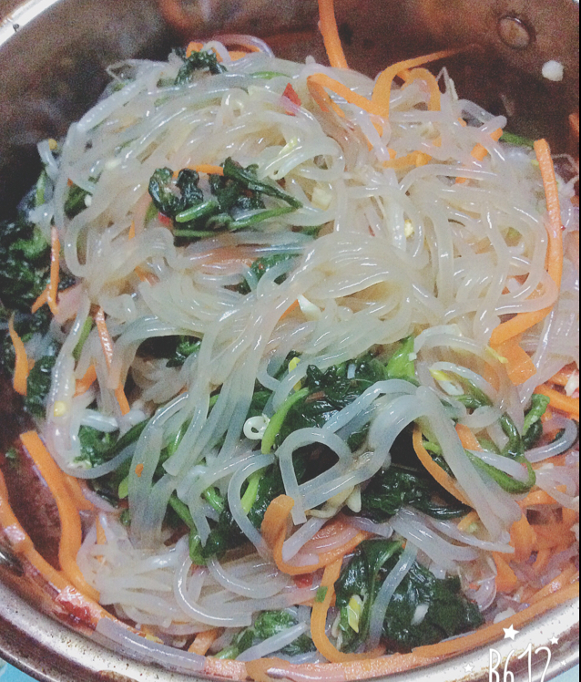 酸辣菠菜豆芽拌红薯粉