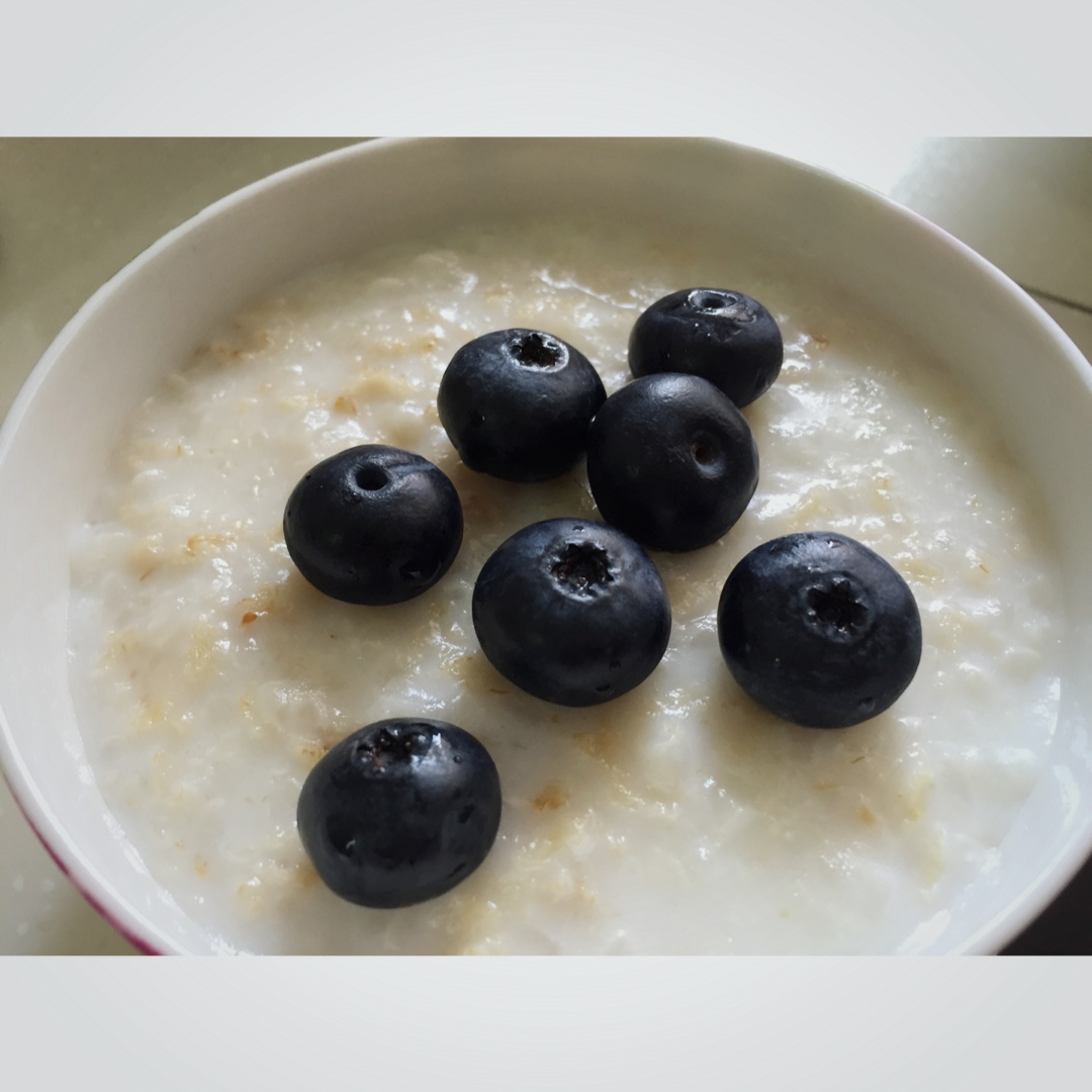 蓝莓奶香麦片粥