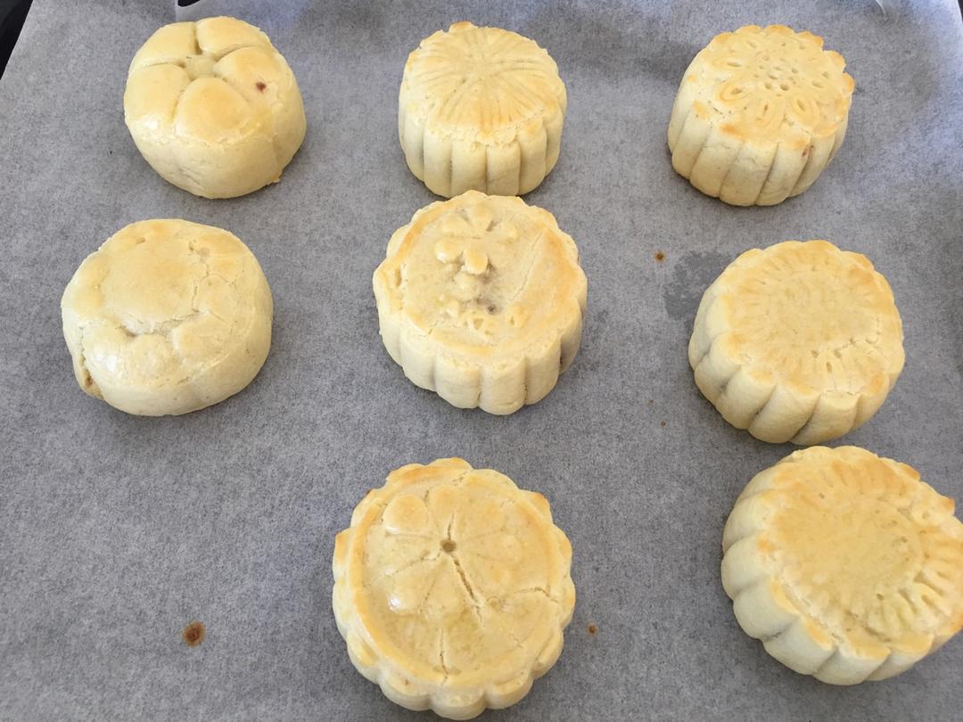 《糯米团子的厨房日记》奶黄流心月饼