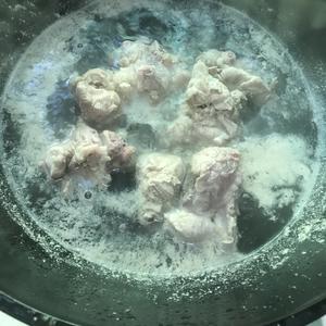 广东人养生靓汤之黑豆筒骨汤的做法 步骤3