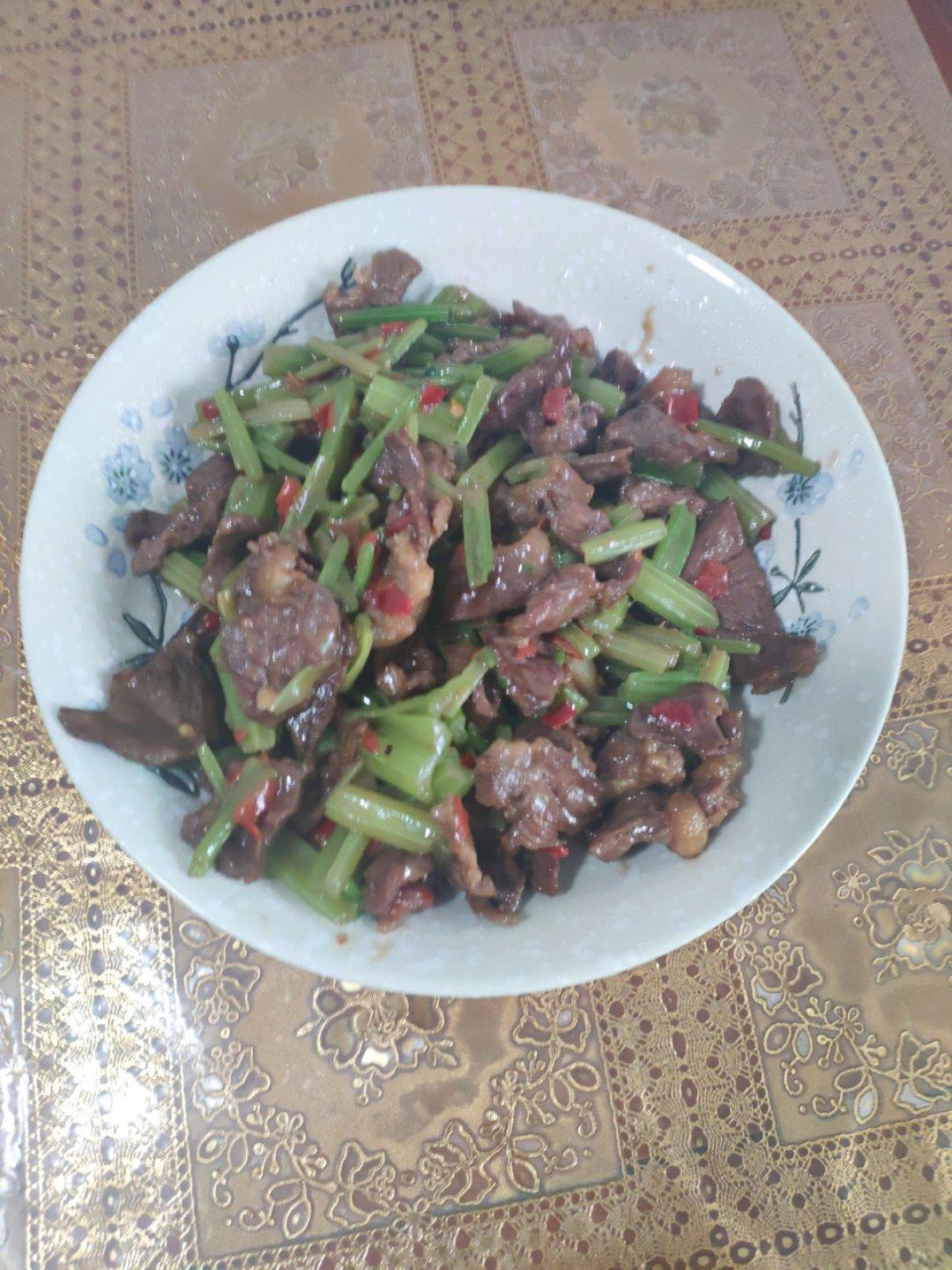 芹菜炒牛肉 快和我一起做！超级嫩！家常快手简单！