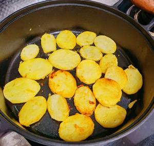 煎土豆块的做法 步骤3