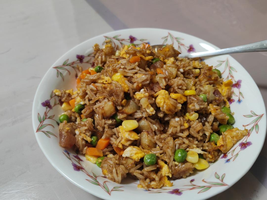 香到喊妈的销魂土豆香肠炒饭～
