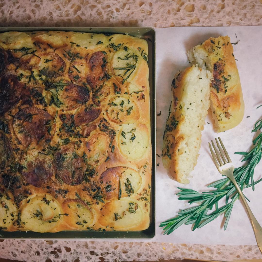 土豆迷迭香佛卡夏（附自制法式鲜奶油creme fraiche）