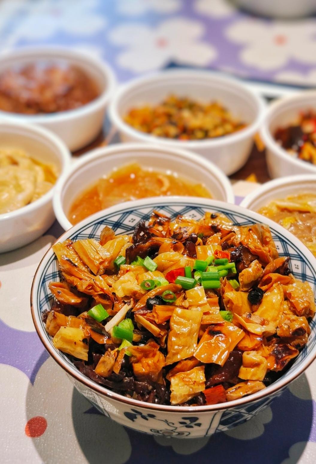 能吃三碗饭的茶油白辣椒蒸米糠肥肠