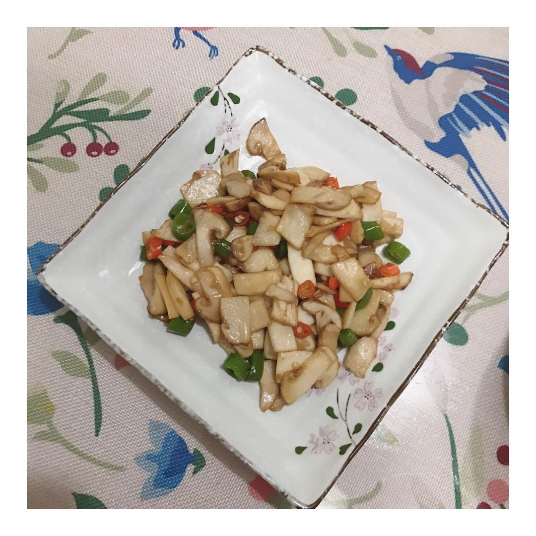 小米辣炝炒鲜松茸