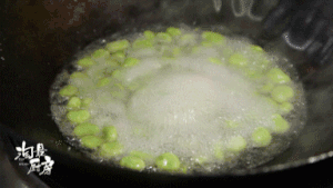 『淘最厨房』葱油蚕豆，馋！的做法 步骤4