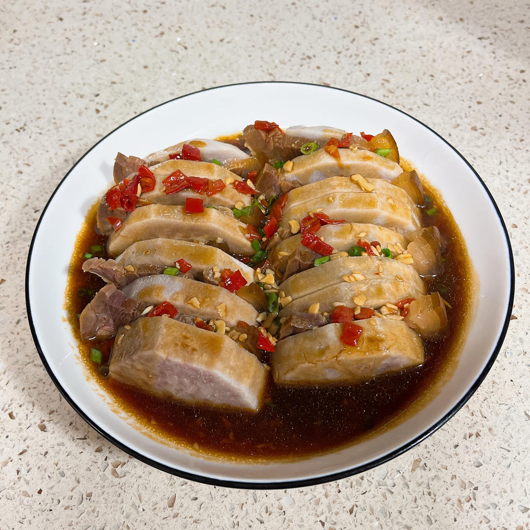 浇汁荔浦芋头蒸腊肉