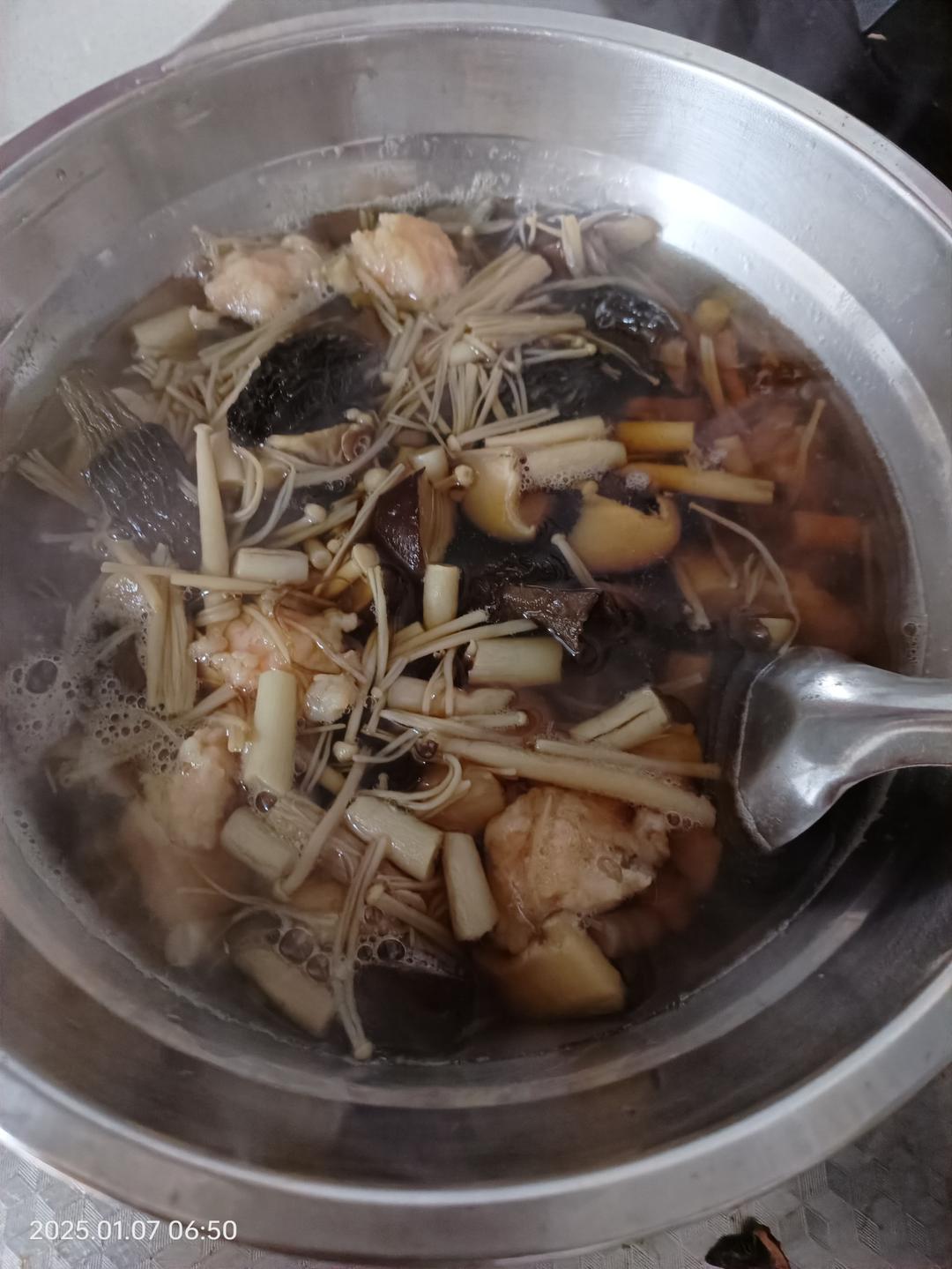 鲜掉眉毛的虾滑菌菇汤