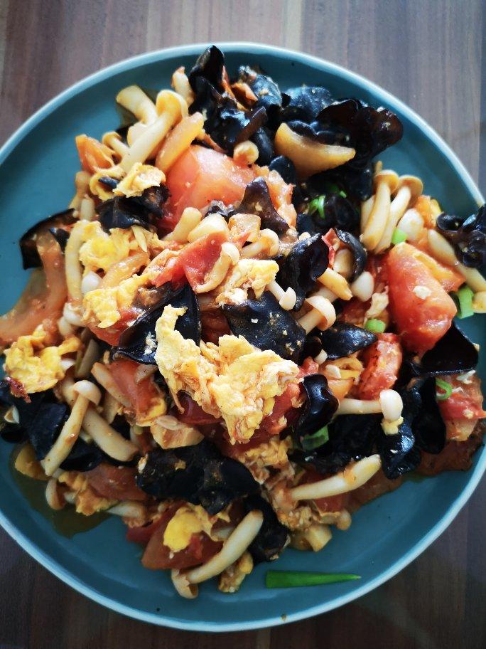 夏天必备素菜，巨下饭的西红柿鸡蛋炒白玉菇