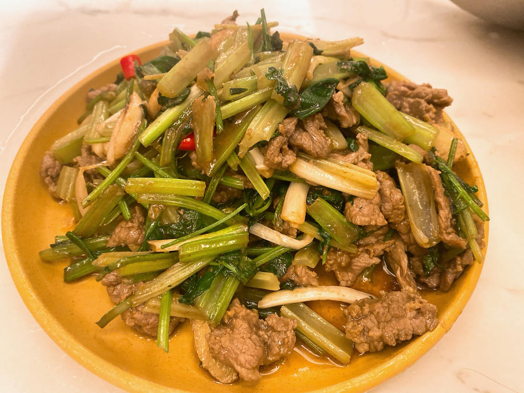 好吃到邻居敲门蹭饭的芹菜炒牛肉！