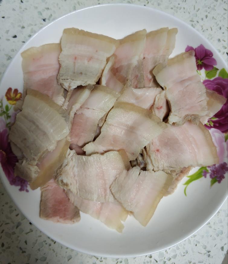 蒜苗回鍋肉——經(jīng)典川菜的做法 步驟2