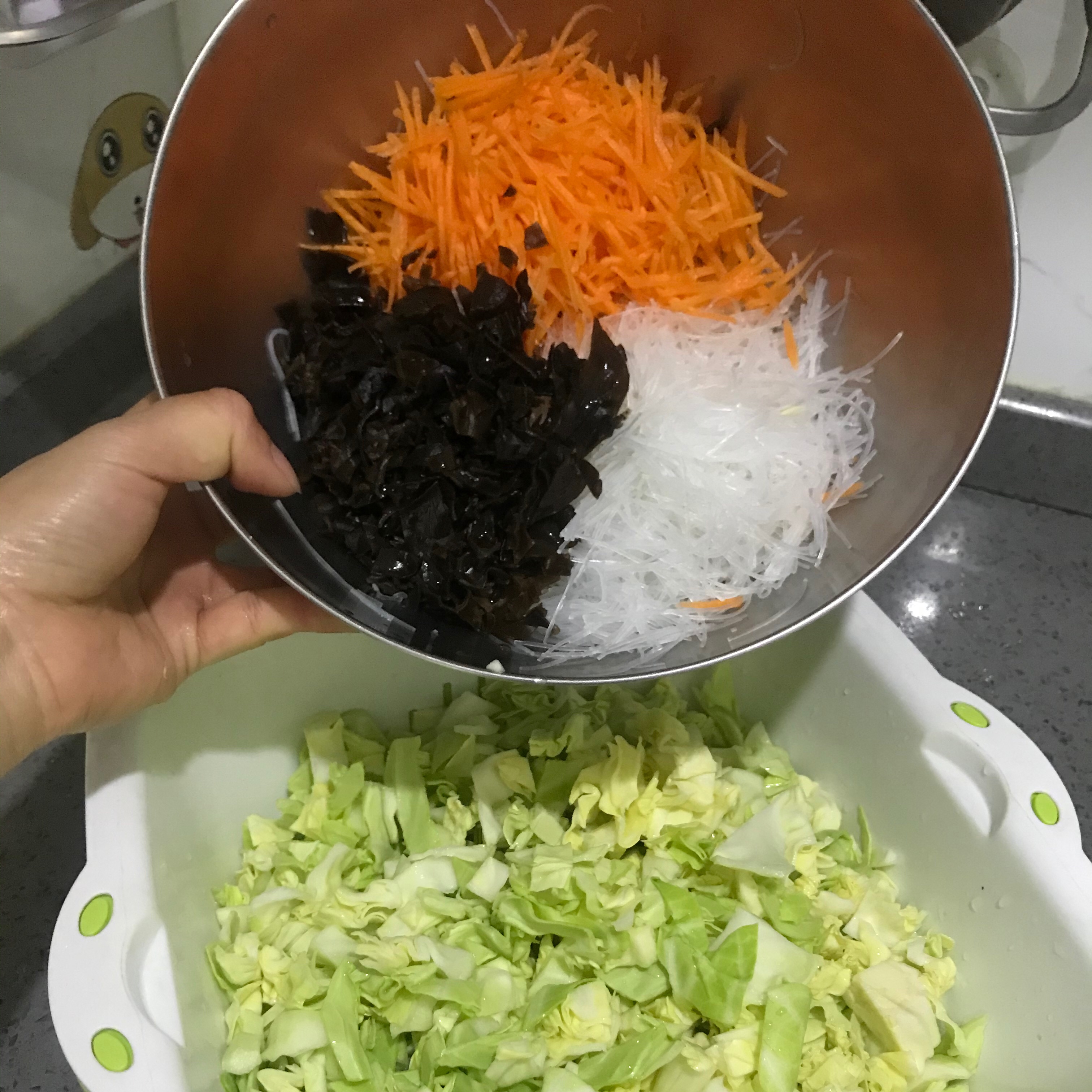 包菜粉丝胡萝卜素包子的做法 步骤1