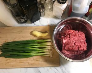 超简单的牛肉小葱馄饨馅✨的做法 步骤1
