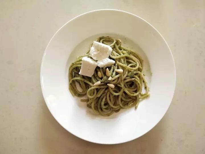 打耳光都不放的绿色意大利面(青酱意面)----菠菜罗勒松子拌意面