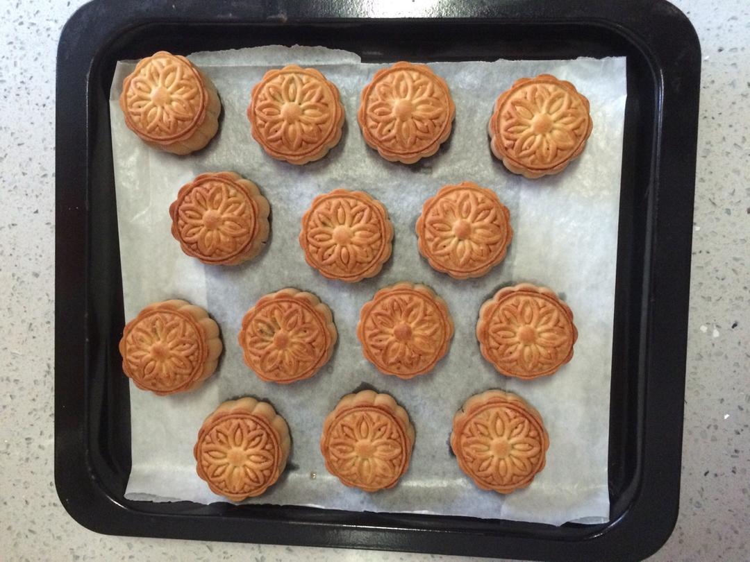 广式月饼—蛋黄芝麻月饼