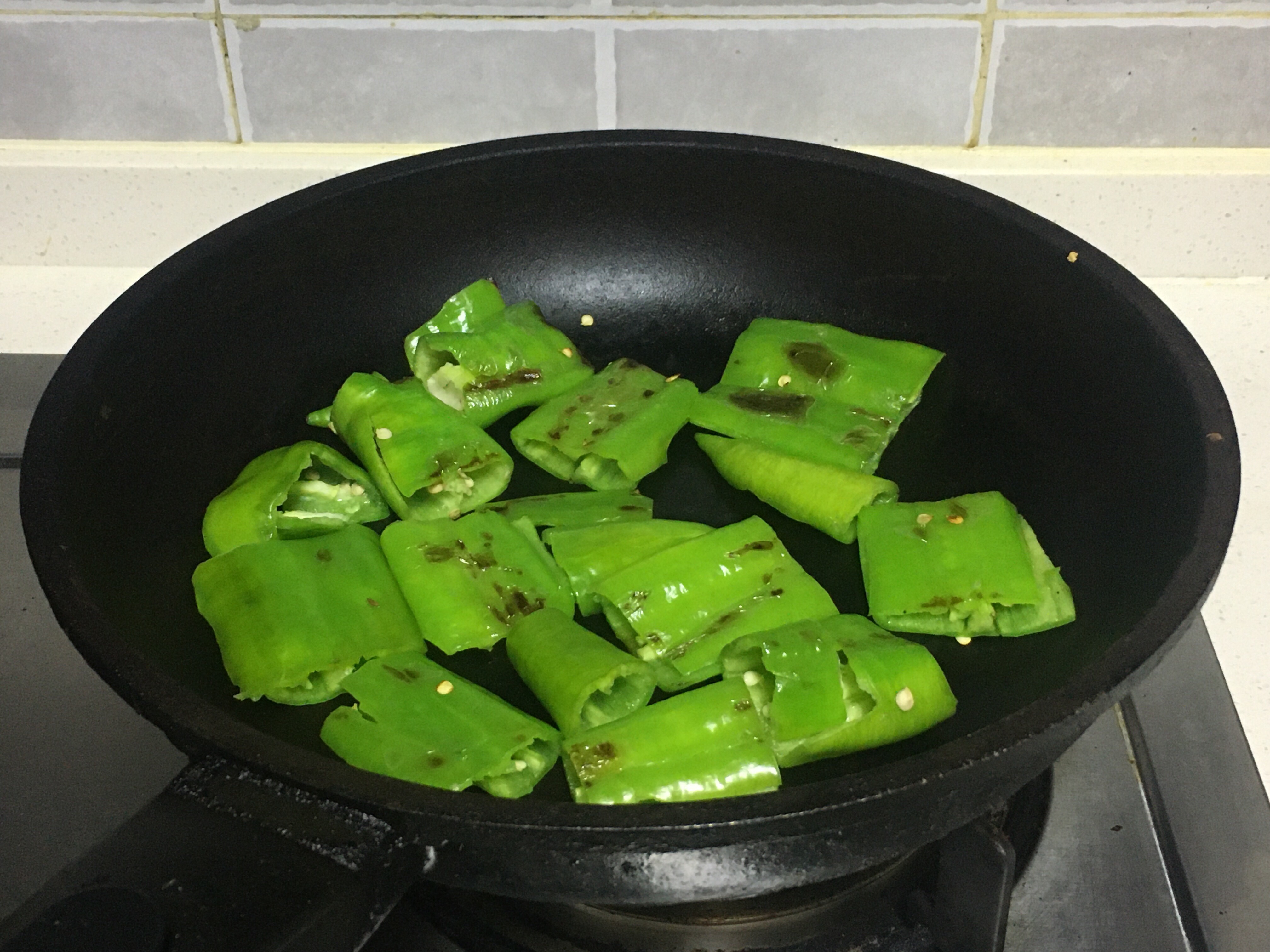 青椒最美味的做法，就是太费米饭了，每次一锅不够吃的做法 步骤4