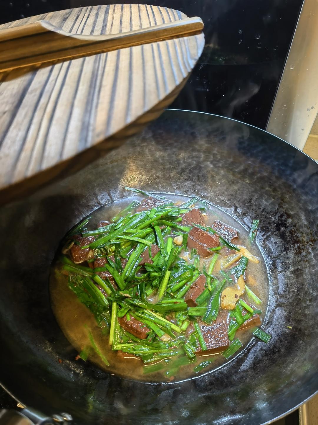 猪血炒韭菜，每周吃两三次，养胃补血，气色佳